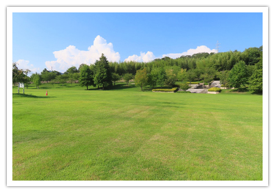 桜山公園の大芝生広場（北側）の写真