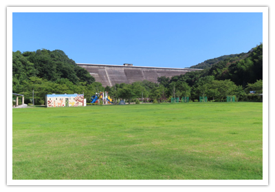 桜山公園の大芝生広場（大型複合遊具側）の写真